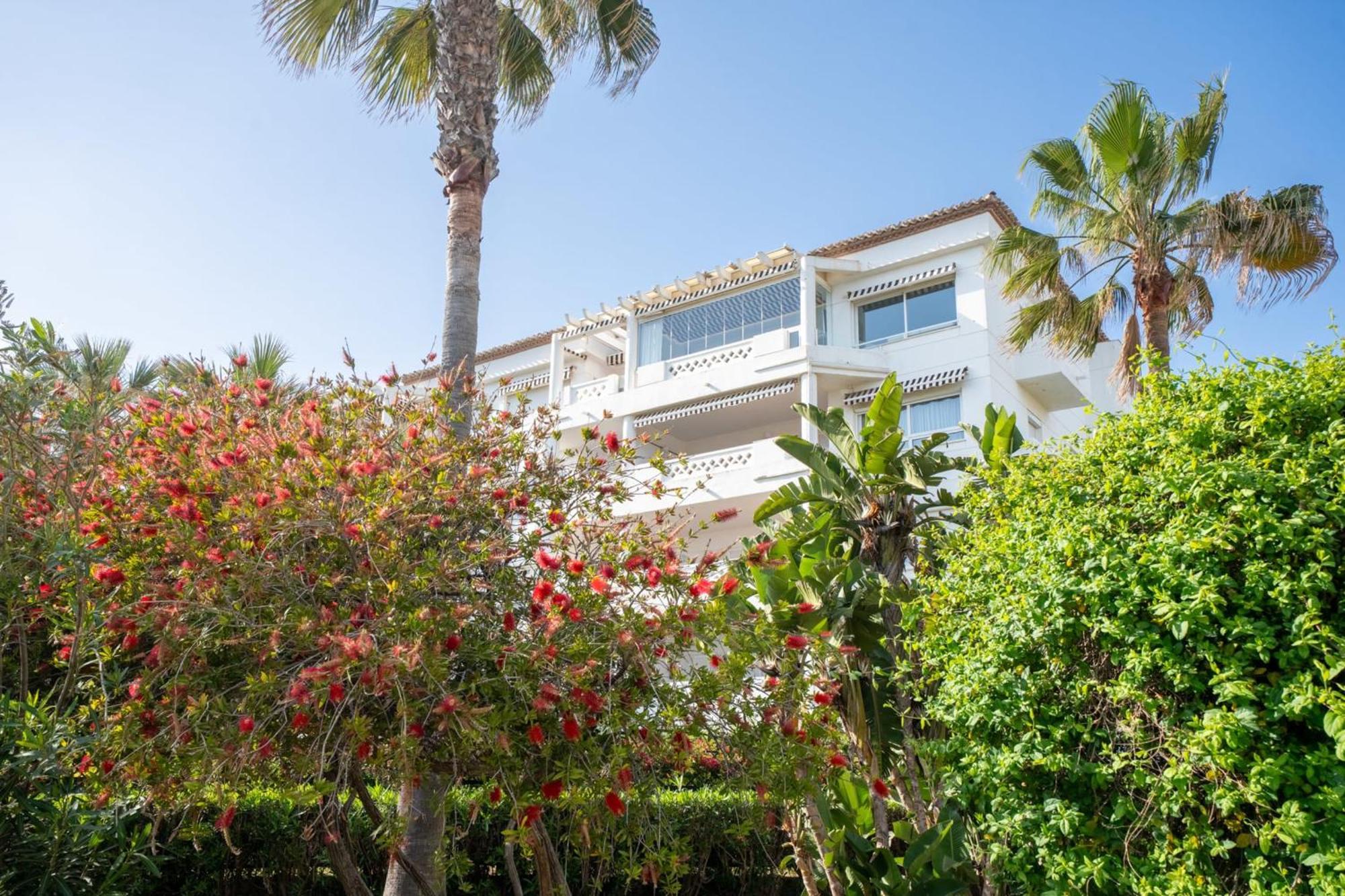 Beachside Getaway In Puerto Banus 3-bedroom In Playa Rocio Apartment *