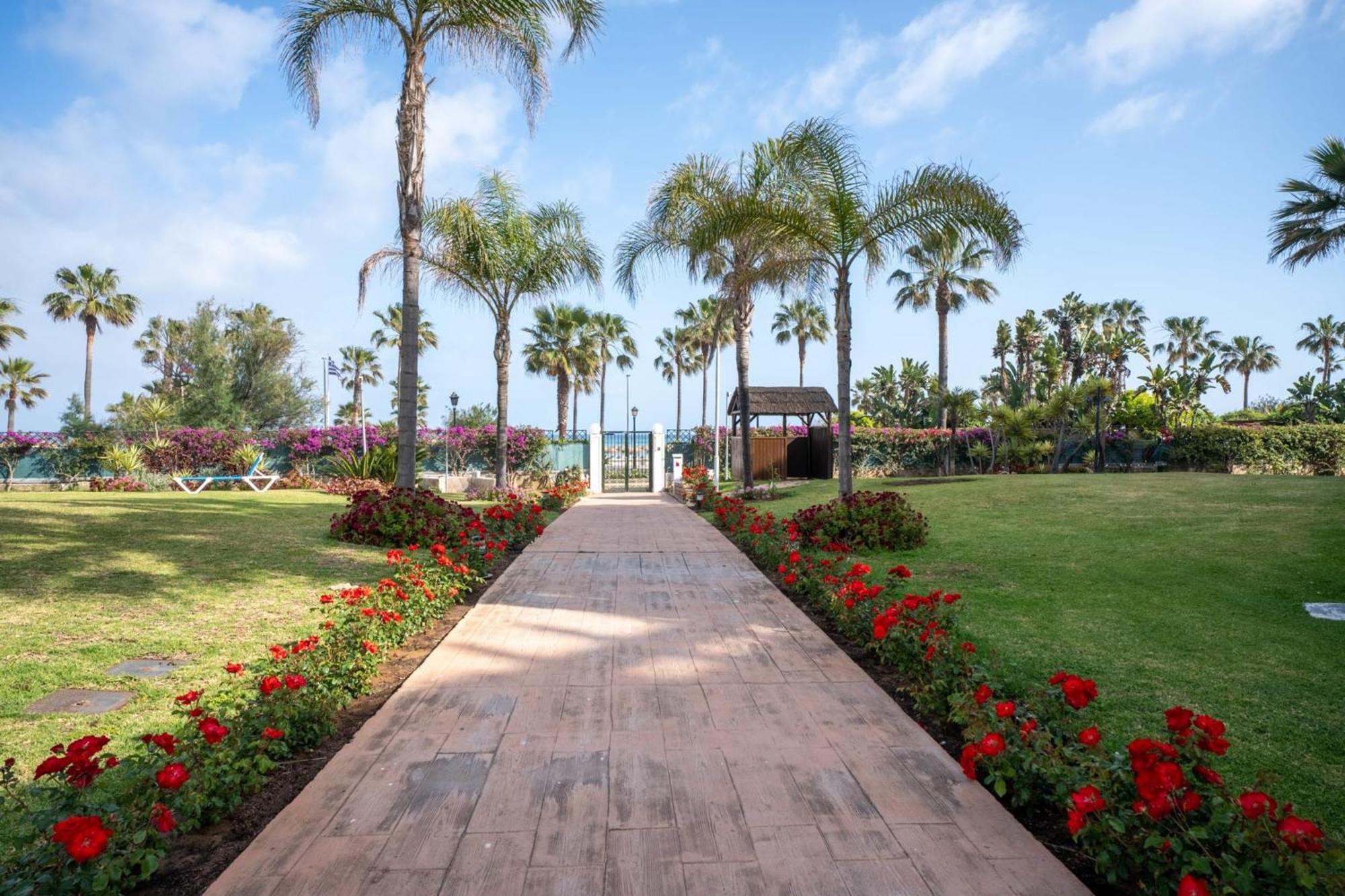 Beachside Getaway In Puerto Banus 3-bedroom In Playa Rocio Apartment Marbella