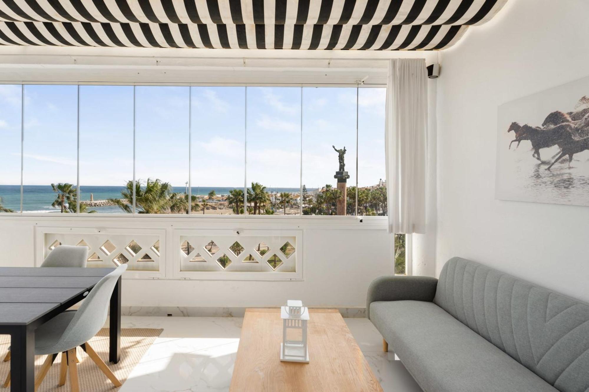 Beachside Getaway In Puerto Banus 3-bedroom In Playa Rocio Apartment *