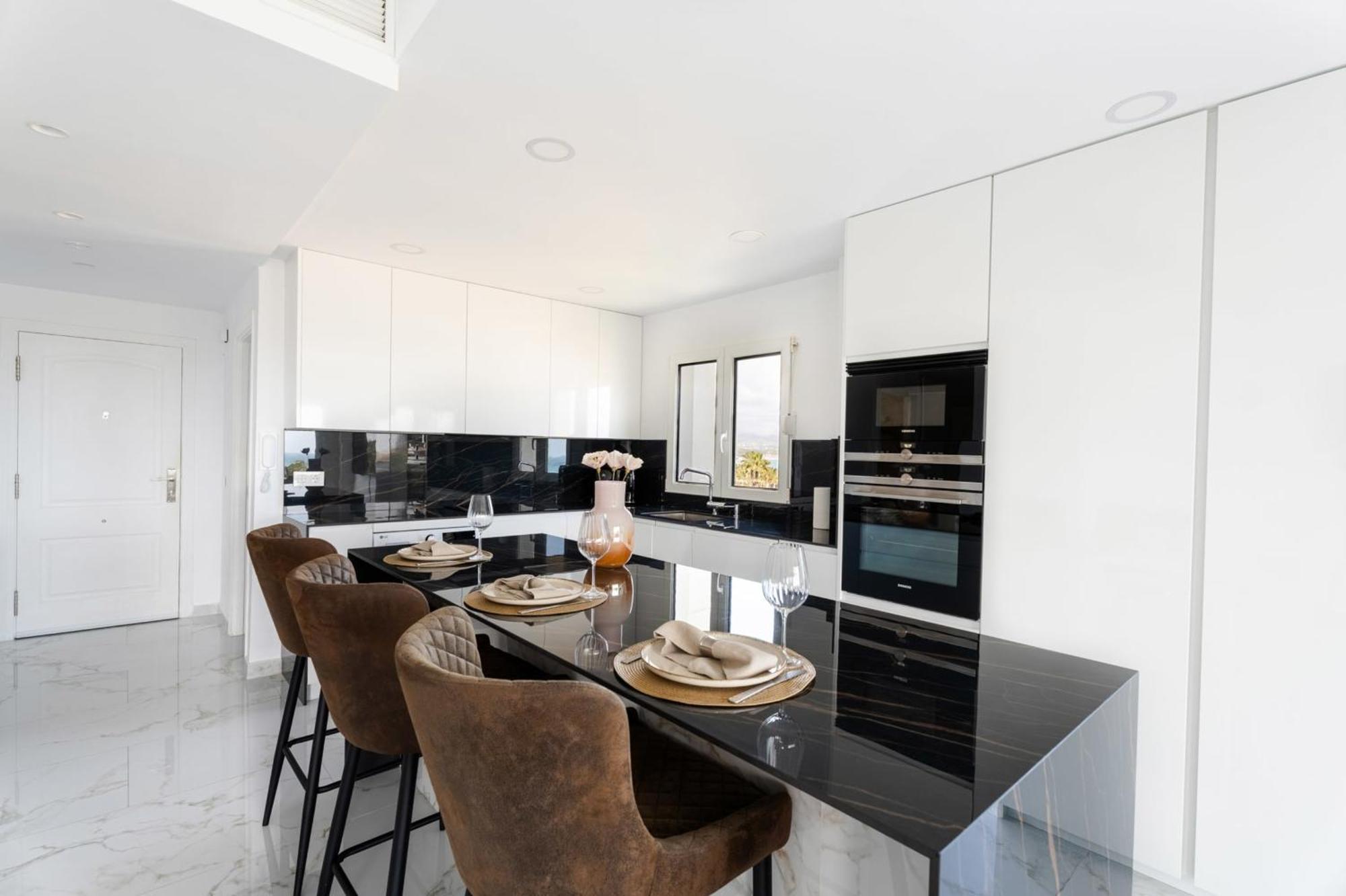 Apartment Beachside Getaway In Puerto Banus 3-bedroom In Playa Rocio *