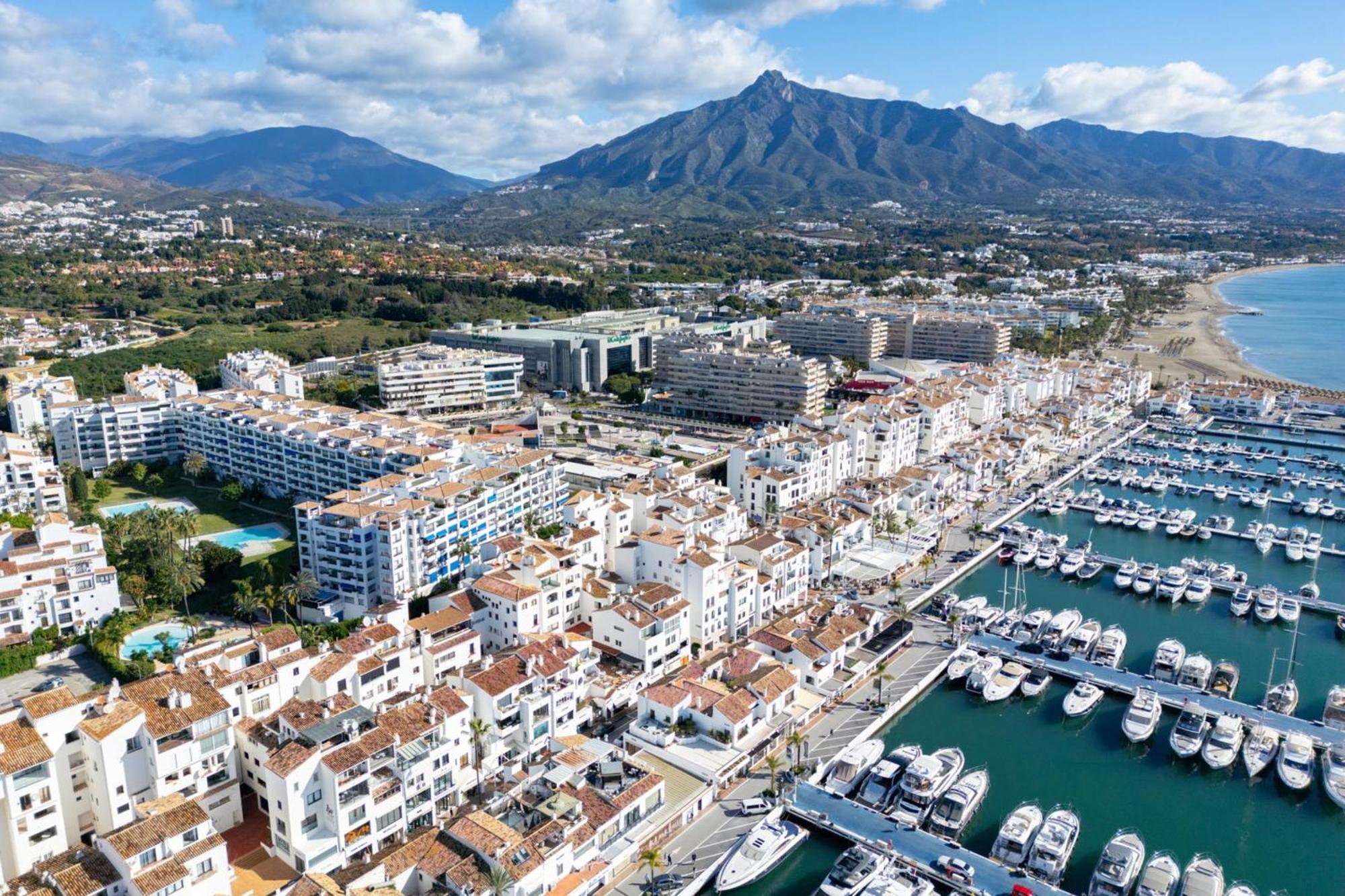 Beachside Getaway In Puerto Banus 3-bedroom In Playa Rocio * Marbella