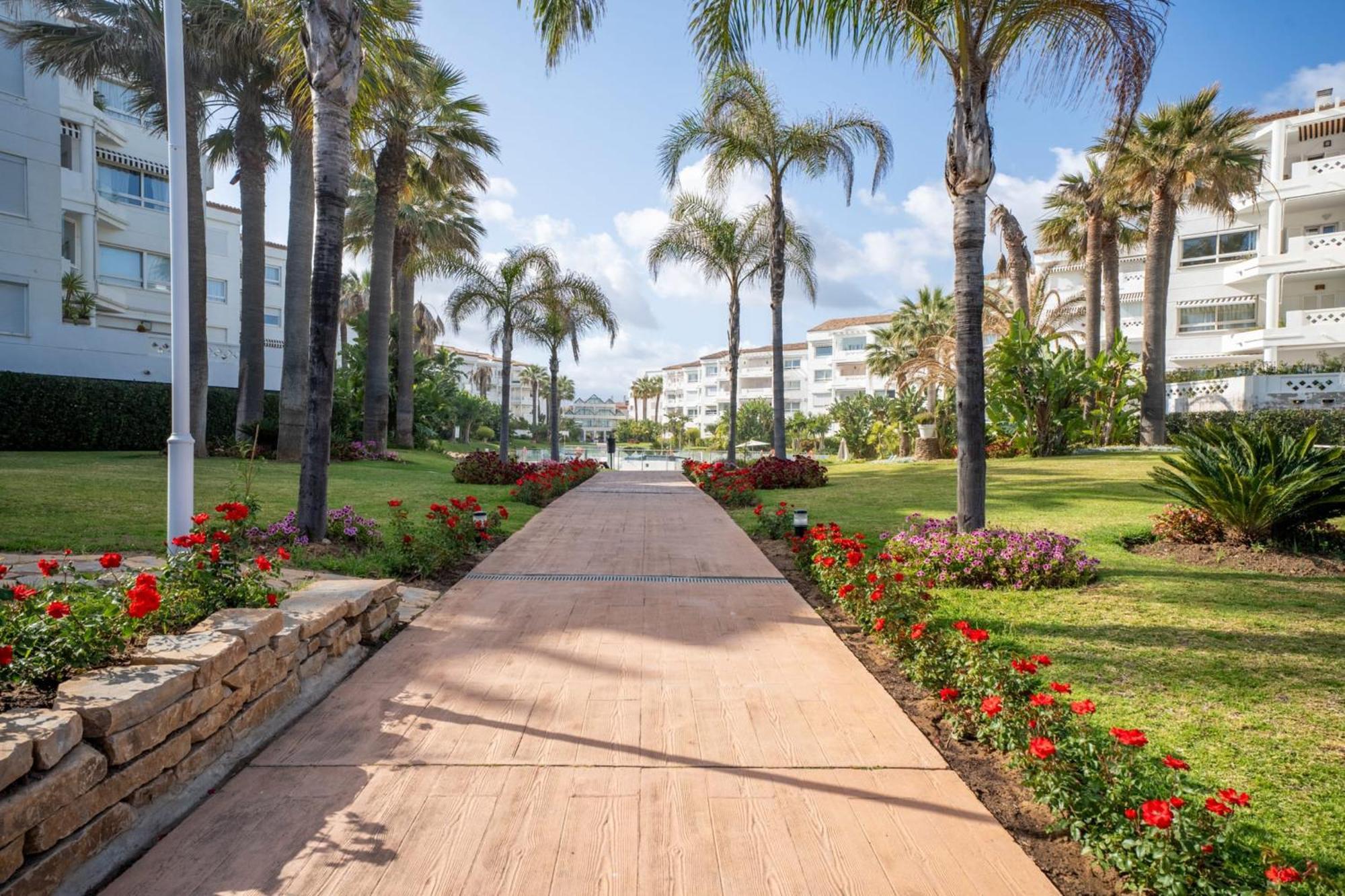 Beachside Getaway In Puerto Banus 3-bedroom In Playa Rocio Appartamento
